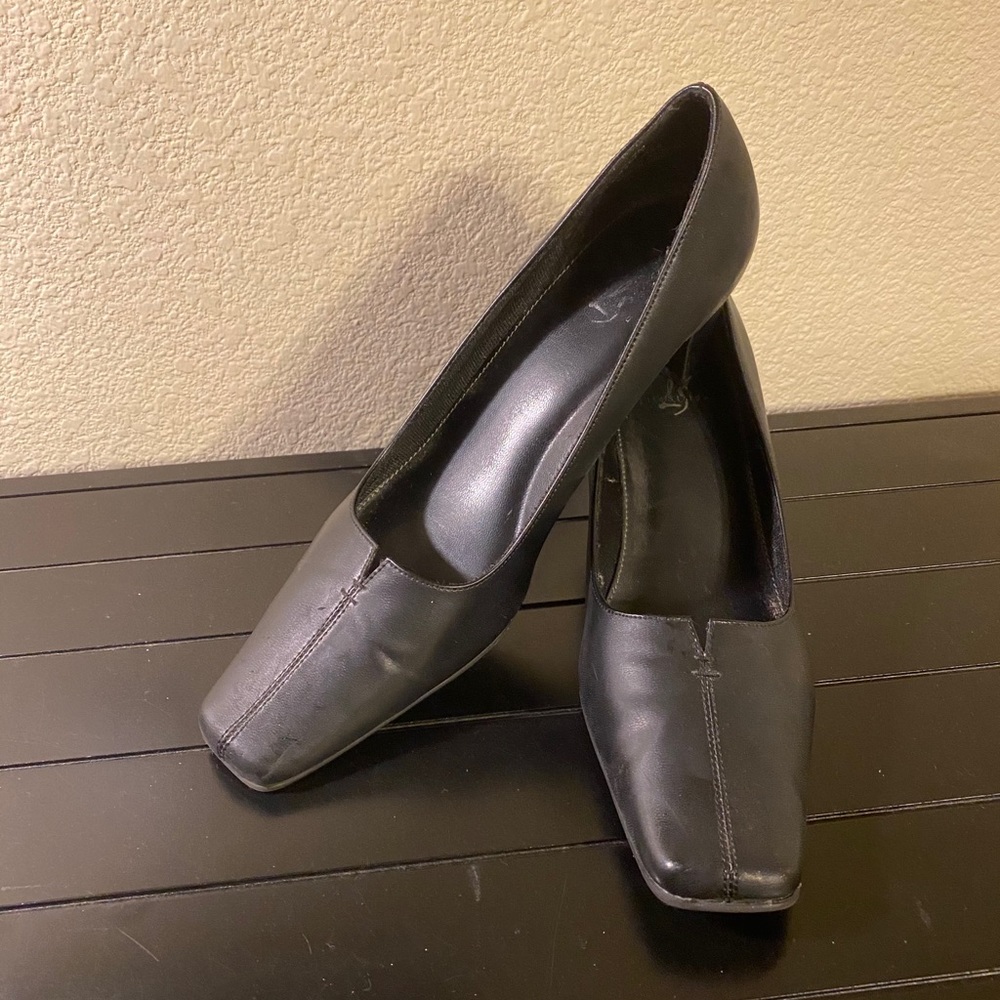 Life Stride “Celtic” Leather Pumps